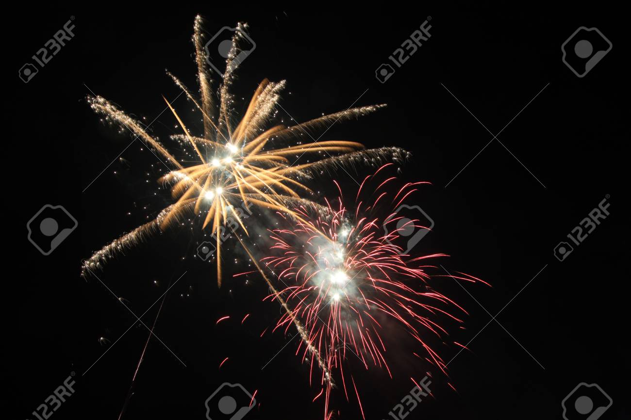 中国のランタン フェスティバルの夜空の花火 の写真素材 画像素材 Image