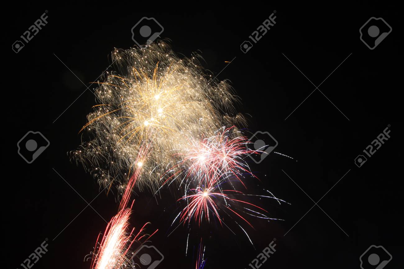 中国のランタン フェスティバルの夜空の花火 の写真素材 画像素材 Image 4300