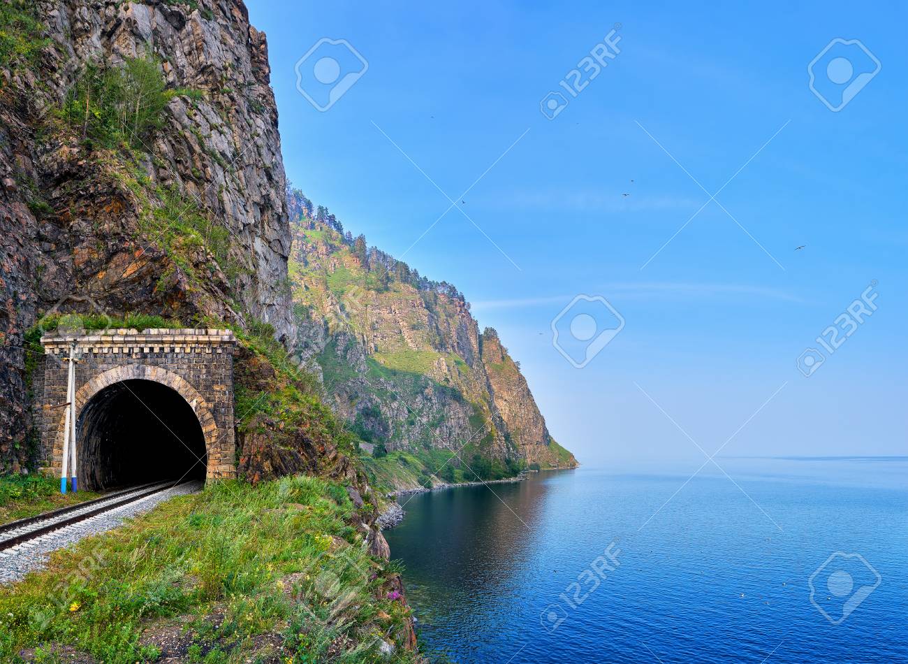 最も深いバイカル湖からの土地の端の鉄道トンネル イルクーツク地域 ロシア の写真素材 画像素材 Image 68744328