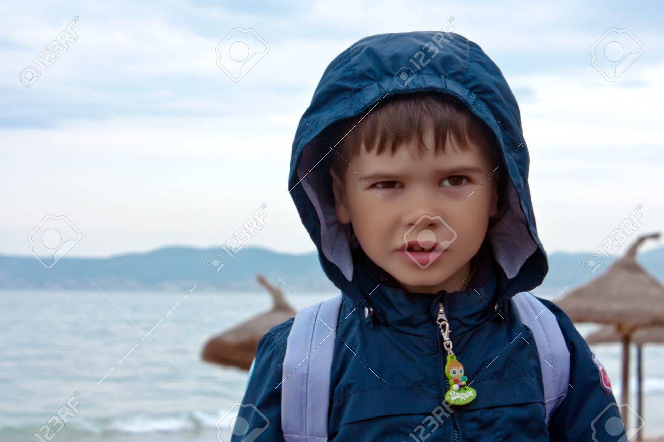 ビーチ マヨルカ島 スペインのバレアレス諸島に 3 歳のかわいい男の子 の写真素材 画像素材 Image