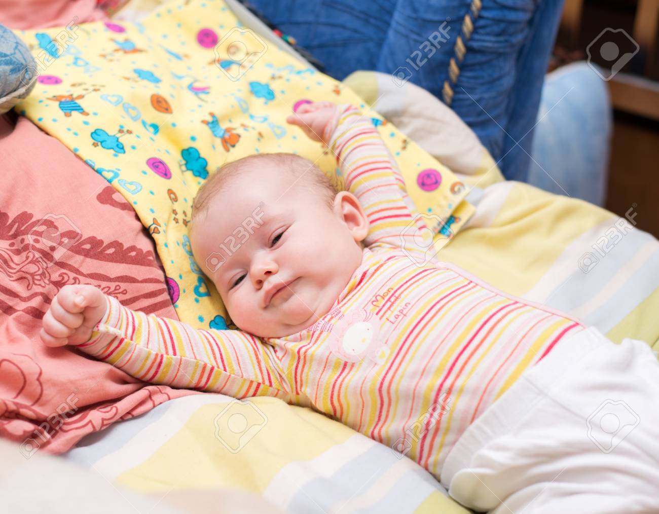 Bébé Se Réveille Et S'étend Au Lit Banque D'images Et Photos Libres De  Droits. Image 70165175.