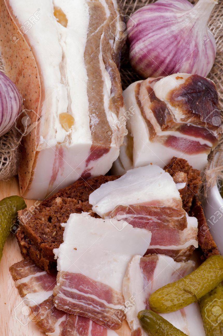 se puede comer el tocino ahumado crudo