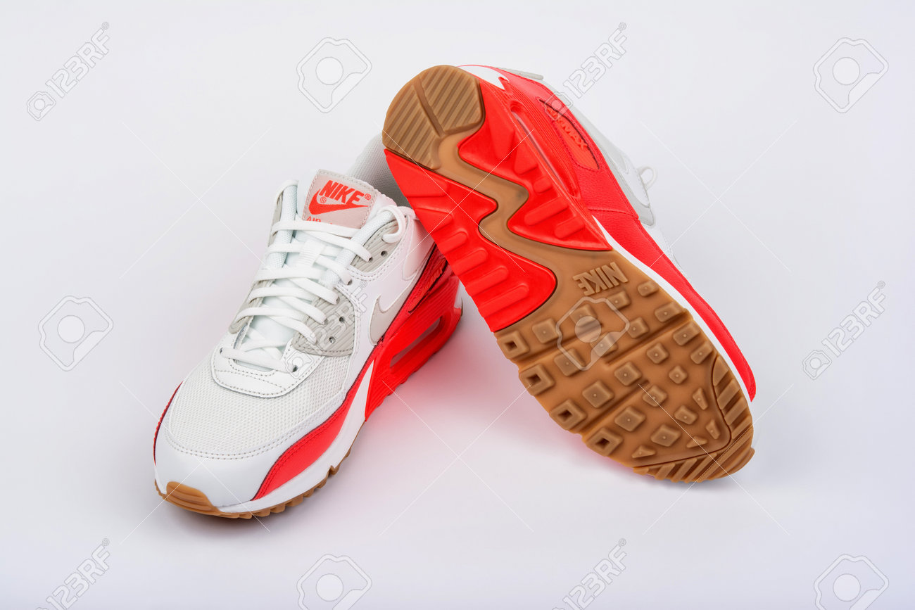 BURGAS, BULGARIE 29 août 2016: Nike Air MAX dame chaussures pour femmes chaussures de sport formateurs, en éditorial illustrative blanc et BURGAS, BULGARIE 29 août 2016: Nike Air MAX dame chaussures pour femmes chaussures de sport formateurs, en éditorial illustrative blanc et