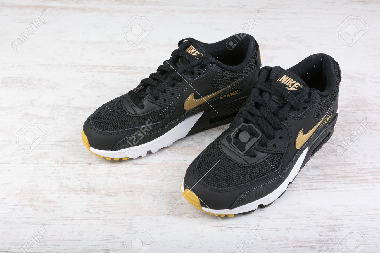 Burgas, Bulgarie - 29 Décembre 2016: Nike Air MAX Femmes Chaussures ... Banque d'images - Burgas, Bulgarie - 29 décembre 2016: Nike Air MAX femmes chaussures - baskets en noir, sur fond de bois blanc. Nike est un détaillant ...