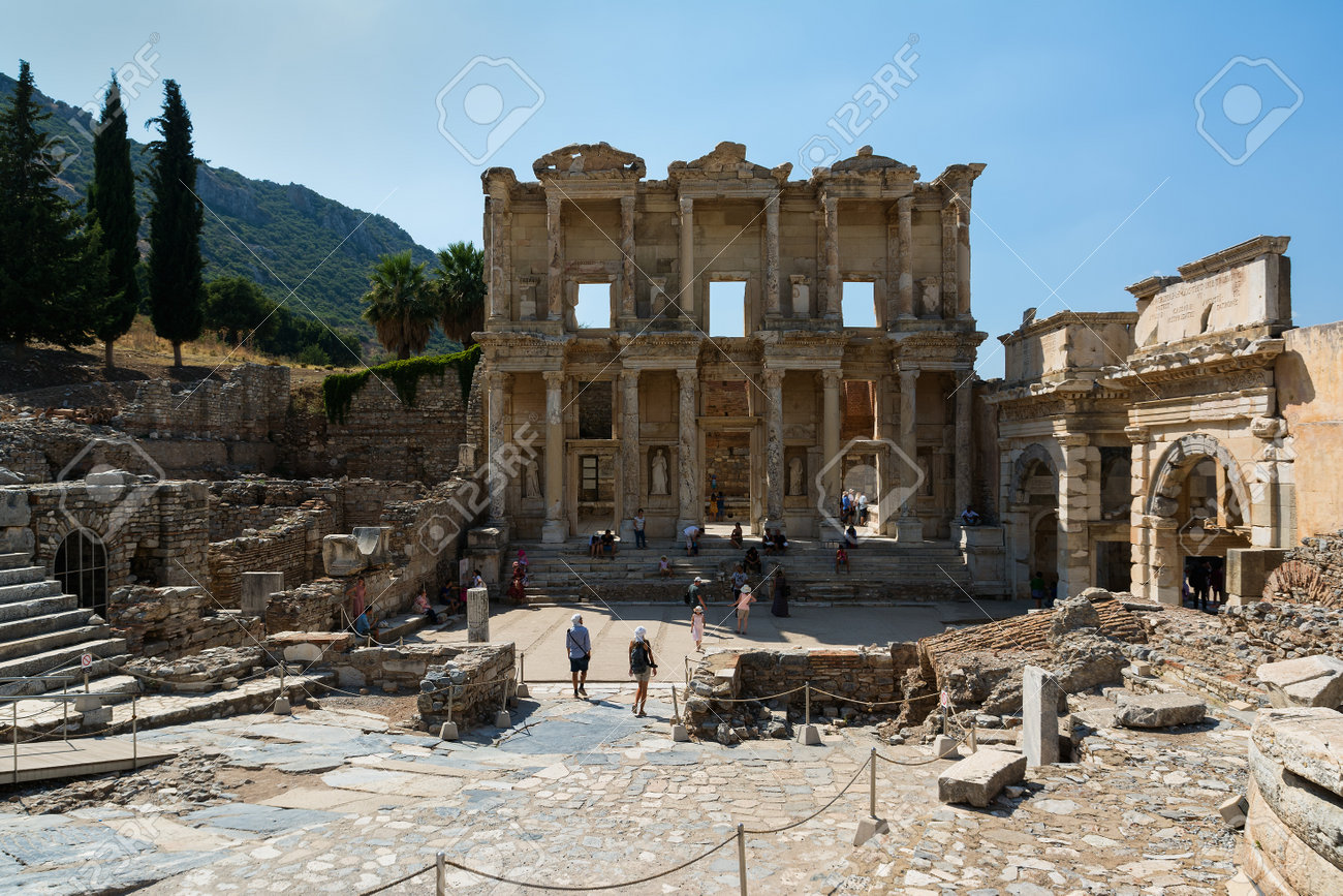 エフェソス トルコ 8 月 16 17 エフェソス古代都市のケルスス図書館 セルチュクトルコ の写真素材 画像素材 Image