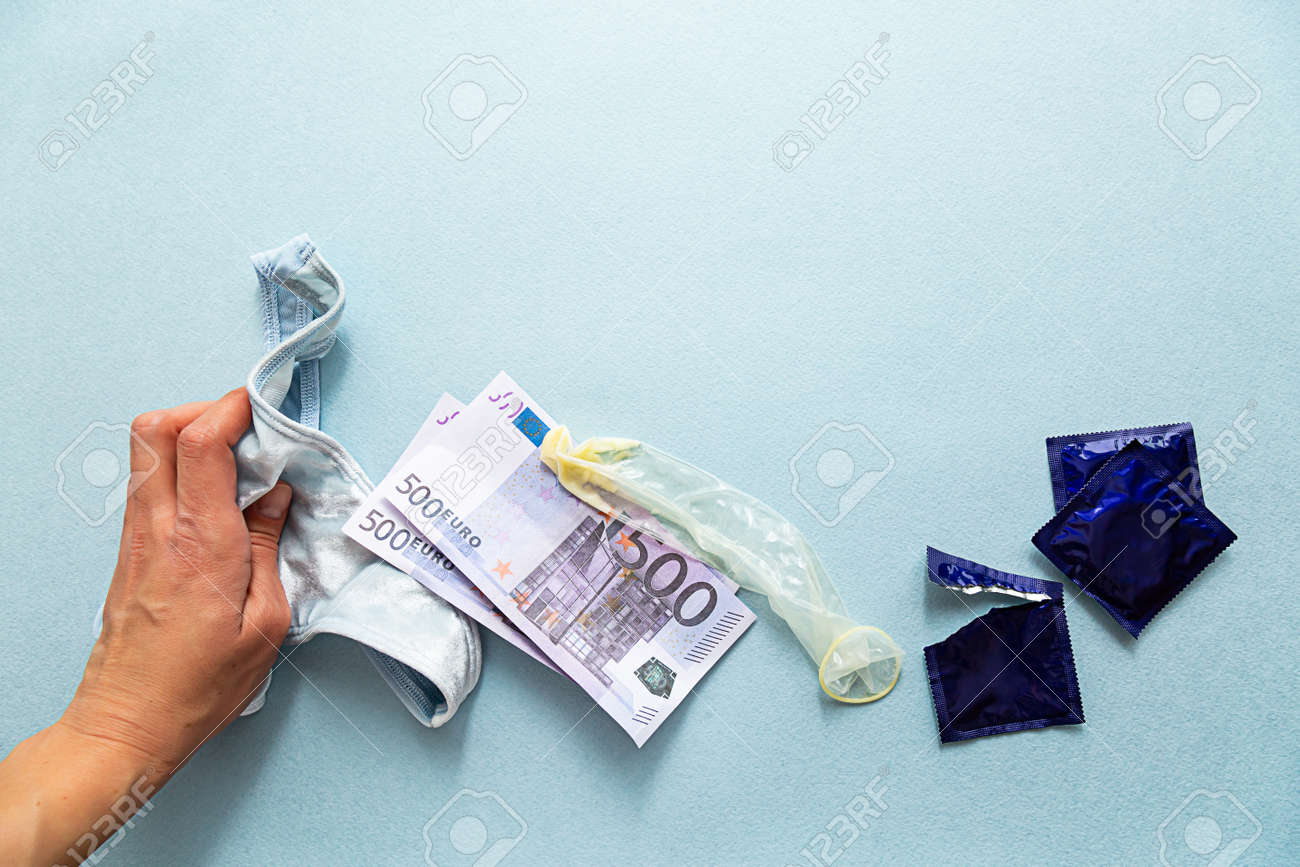 세계 에이즈의 날 여성의 손에 대한 개념은 팬티 500유로 지폐 콘돔 팩 1개는 복사 공간이 있는 평평한 내부에 정자가 있는 콘돔을  사용합니다. 로열티 무료 사진, 그림, 이미지 그리고 스톡포토그래피. Image 164649918