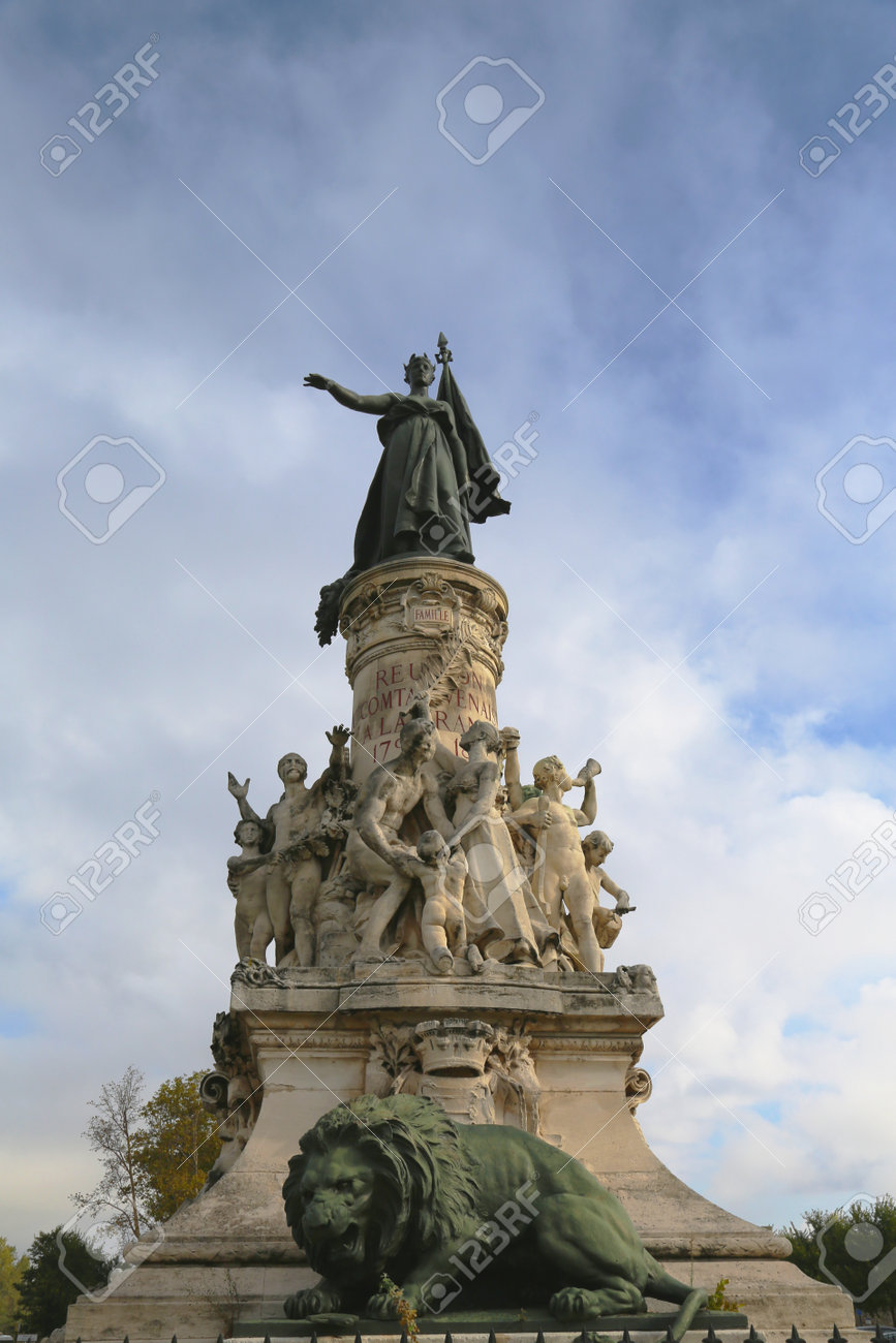 アヴィニョン フランス 10 月 13 日 13 年 10 月 13 日にアヴィニョンでの記念碑 デュ Comtat マリアンヌ 共和国の勝利を象徴するフランスの国章 の写真素材 画像素材 Image
