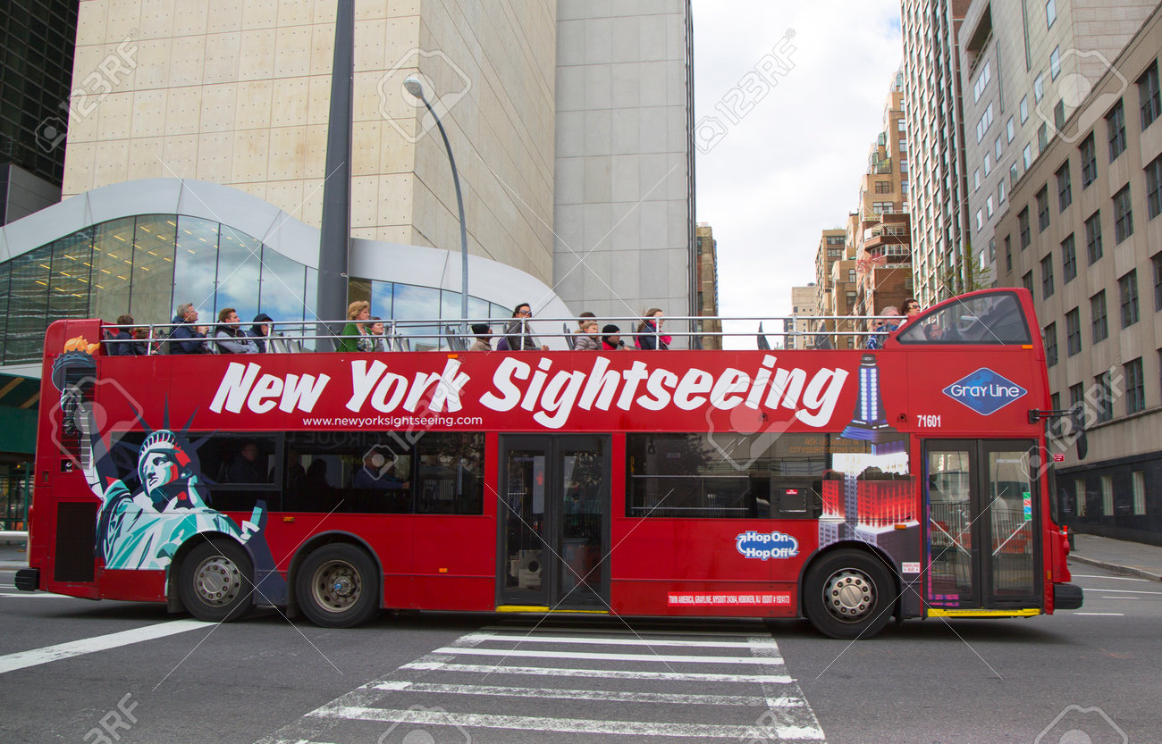 最高の 2 階建てバスやデラックスのモーター コーチ ツアーのソースは ニューヨーク市 4 月 27 ニューヨーク観光ホップのホップで灰色ライン ニューヨーク 14 年 4 月 27 日 1926 年以来のマンハッタンでバスを の写真素材 画像素材 Image