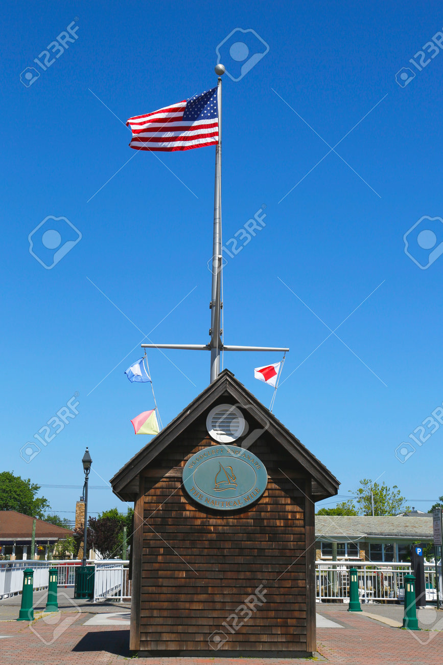 フリーポート ニューヨーク は 29 のアメリカの国旗と海事の旗が Woodcleft エスプラネード フリーポートで 14 年 5 月 29 日にロング アイランドで可能性があります の写真素材 画像素材 Image