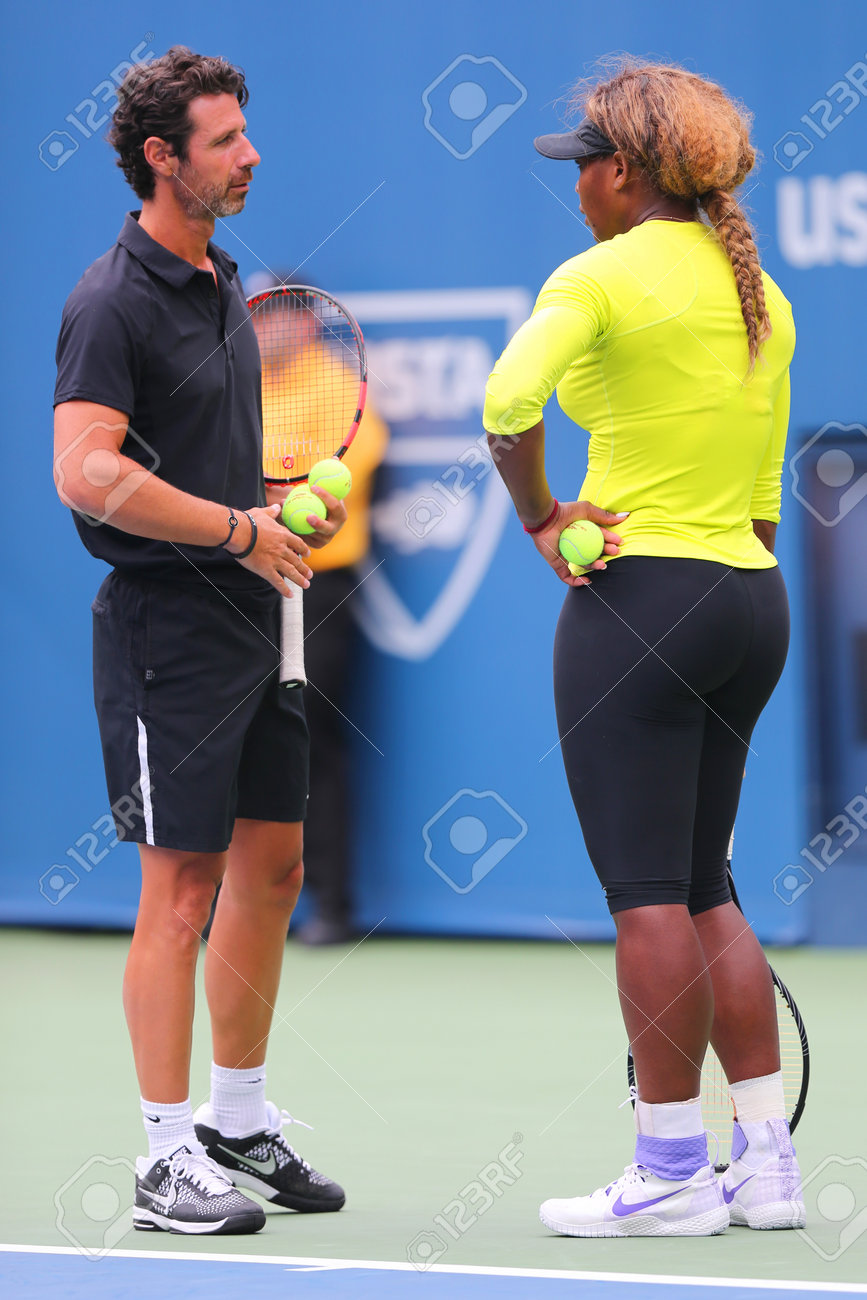 米国オープン 14 年の彼女とチャンピオン セリーナウィリアムズ プラクティスをグランド スラムが 14 年 8 月 23 日にニューヨークのナショナル テニス センターでパトリック Mouratoglou をコーチ ニューヨーク 8 月 23 日 16 回 の写真素材 画像素材 Image