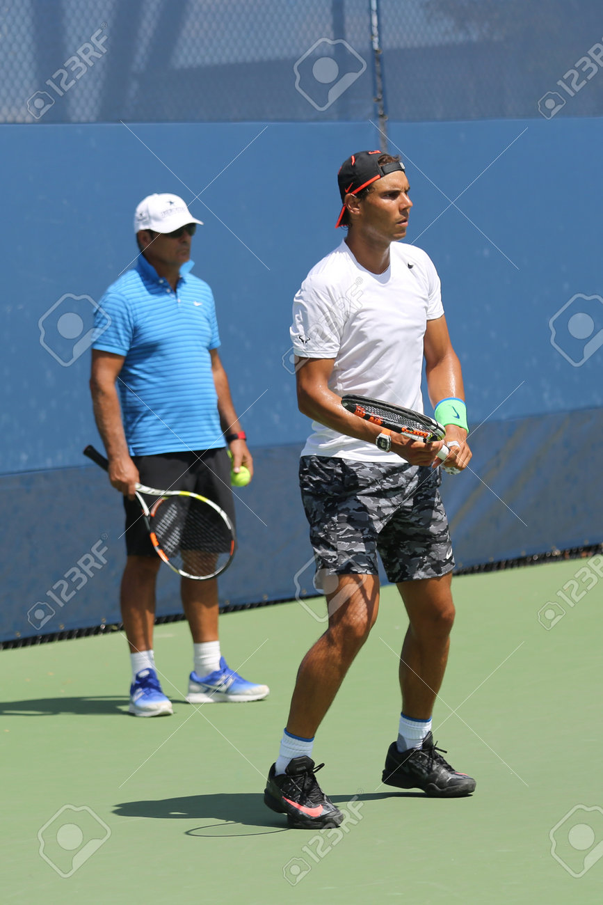 彼のコーチのトニー ナダルとスペインのグランド スラム チャンピオン ラファエル ナダル練習 15 年米国オープン ビリー ビリージーンキングナショナル テニス センター ニューヨークではニューヨーク 15 年 8 月 27 日 14 回 の写真素材 画像素材 Image