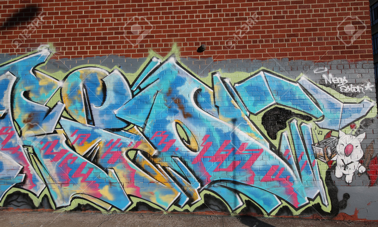 ブルックリンの東ウィリアムズバーグでニューヨーク 15 年 12 月 15 日 グラフィティ アート ブッシュウィック集団として知られている屋外アート ギャラリーは ブルックリンのストリート アートの最も多様なコレクション の写真素材 画像素材 Image