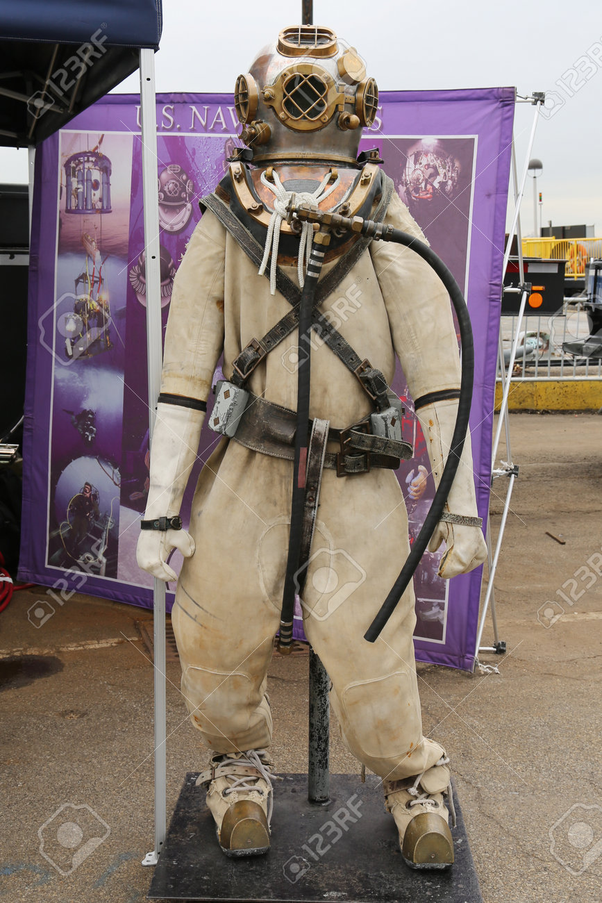 ニューヨーク 15 年 5 月 21 日 米海軍大気圧潜水服ニューヨークの艦隊週 15 の間に展示 の写真素材 画像素材 Image