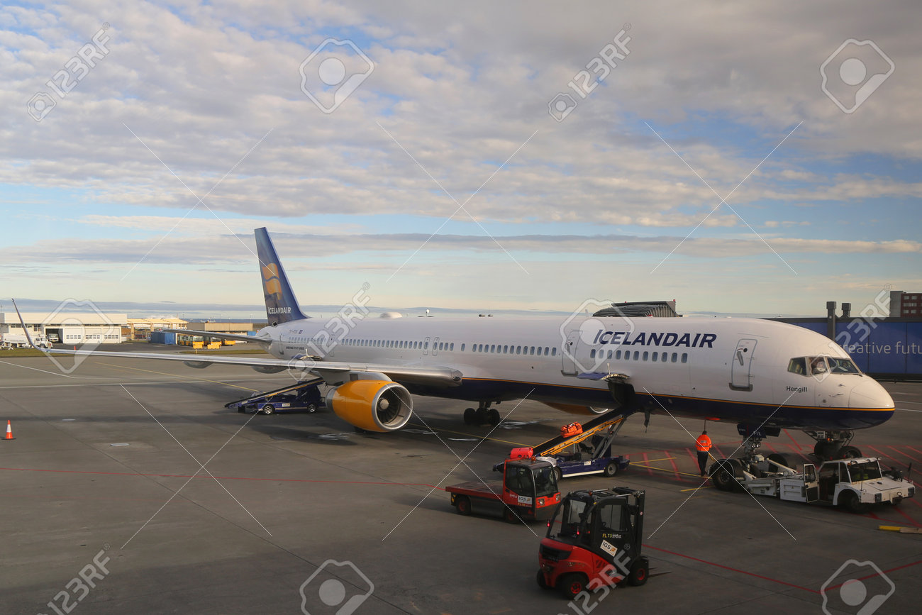 ケプラヴィーク国際空港のゲートでレイキャビク アイスランド 16 年 7 月 3 日 アイスランド航空機 アイスランド アイスランド ケプラヴィーク国際空港に本社を置く主な航空会社 の写真素材 画像素材 Image