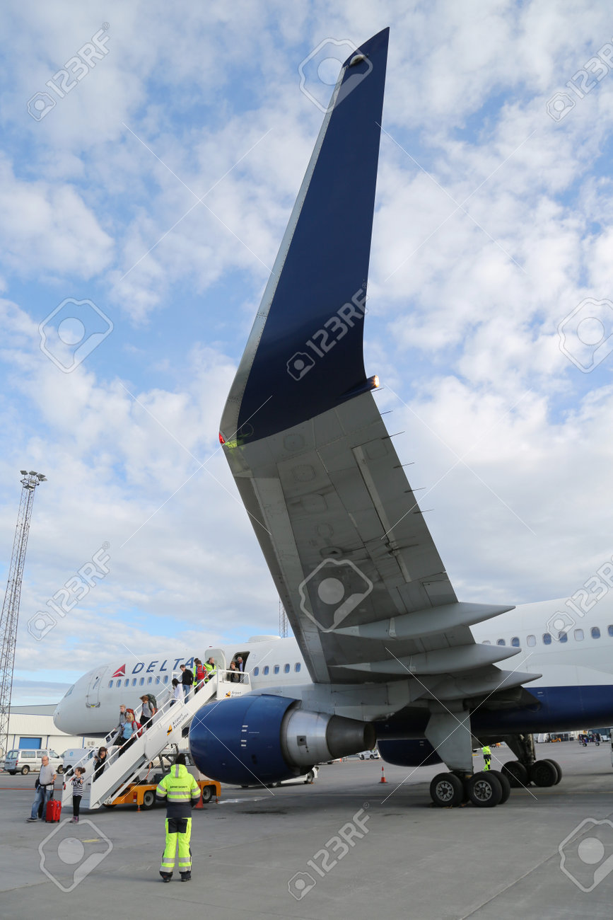 ケプラヴィーク国際空港でデルタ航空の機体を残してレイキャビク アイスランド 16 年 7 月 3 日 乗客 の写真素材 画像素材 Image ケプラヴィーク国際空港でデルタ航空の機体を残してレイキャビク アイスランド 16 年 7 月 3 日 乗客 の写真素材 画像素材 Image