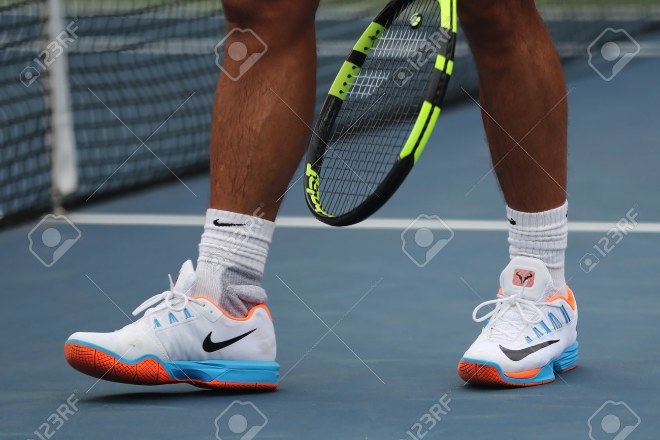 Persona a cargo del juego deportivo considerado Ecología NUEVA YORK - 3 De Septiembre, 2016: Campeón De Grand Slam, Rafael Nadal De España Lleva Zapatos De Encargo Nike Tenis Durante La Práctica Para El US Open 2016 A Billie Jean Persona a cargo del juego deportivo considerado Ecología NUEVA YORK - 3 De Septiembre, 2016: Campeón De Grand Slam, Rafael Nadal De España Lleva Zapatos De Encargo Nike Tenis Durante La Práctica Para El US Open 2016 A Billie Jean