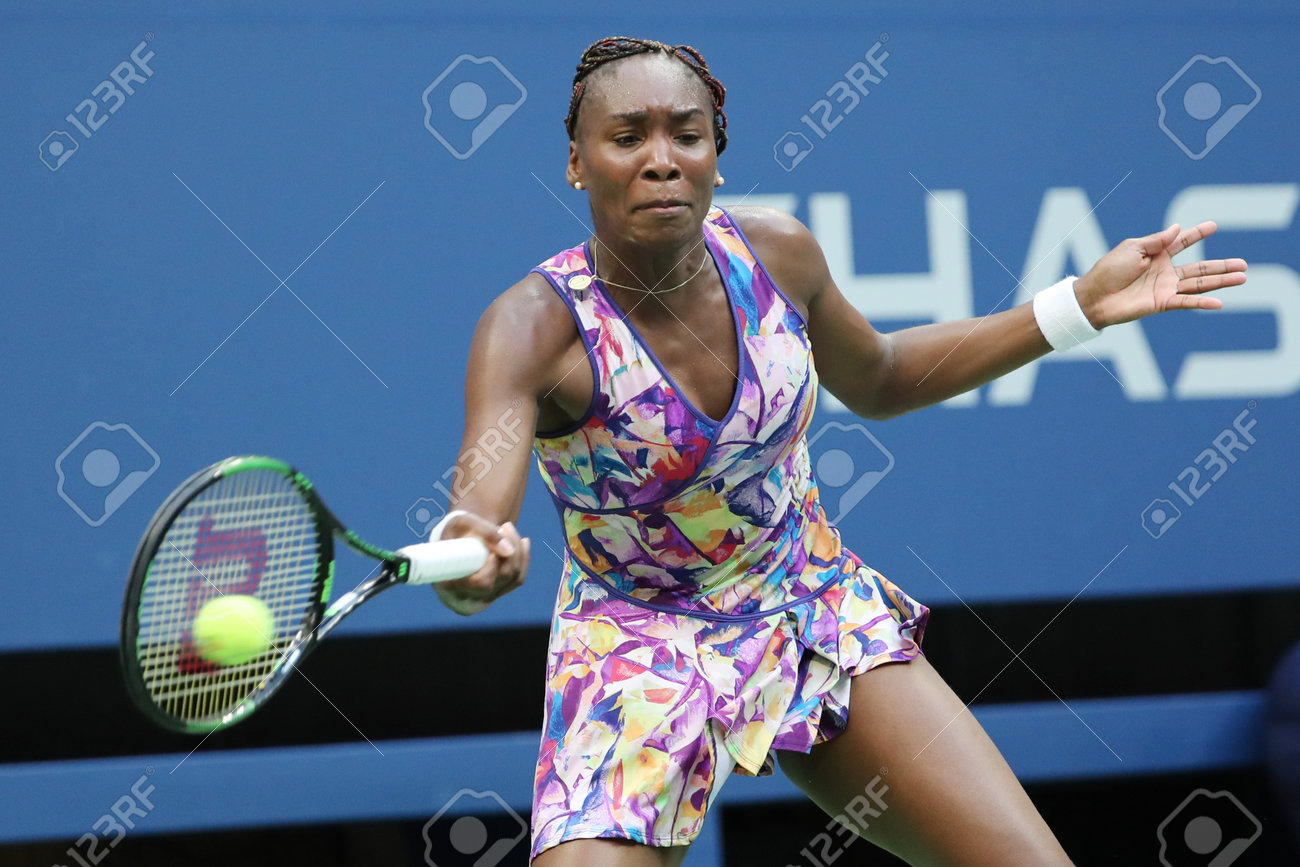 ニューヨーク 16 年 8 月 30 日 グランド スラム チャンピオン ビーナス ウィリアムズのアメリカ合衆国ビリー ビリージーンキングナショナル テニス センター ニューヨークで米国オープン 16 で彼女の最初のラウンドの試合中にアクションで の写真素材 画像