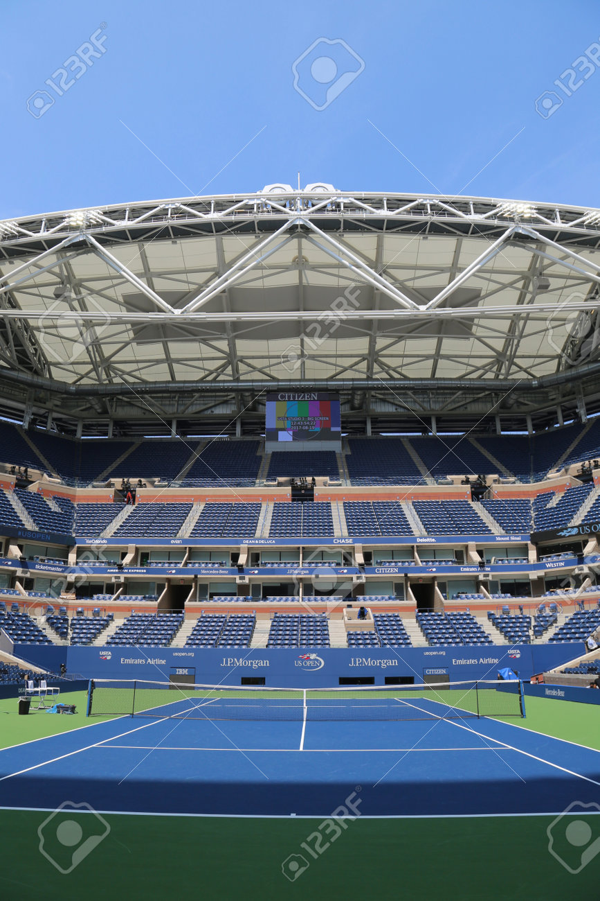 ビリー ジーン王ナショナル テニス センター米国オープン 17 フラッシング ニューヨーク州の大会の準備で完成した開閉式屋根とニューヨーク 17 年 8 月 22 日 アーサー アッシュ スタジアム の写真素材 画像素材 Image