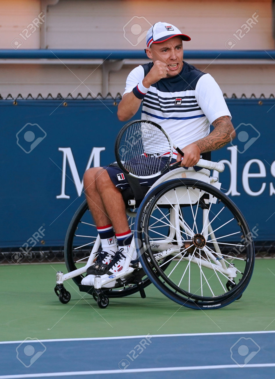 ニューヨーク 17 年 9 月 7 日 車いすテニス プレーヤー イギリスのアンドリュー Lapthorne は 米国ナショナル テニス センターで開いている 17 で彼の車椅子クワッド シングルスの準決勝後勝利を祝う の写真素材 画像素材 Image