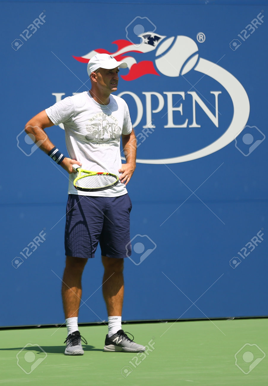 ニューヨーク 17 年 8 月 22 日 ロジャー フェデラーのコーチ イワンリュビチッチ 17 ビリー ビリージーンキングナショナル テニス センター ニューヨークで全米オープンの練習中に の写真素材 画像素材 Image