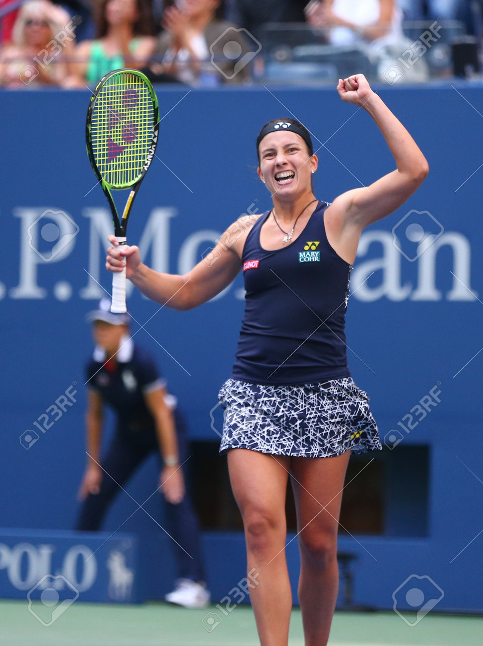 ラトビアの Anastasija Sevastova は 彼女の 17 年全米オープン マリアシャラポワ戦で 4 ラウンド勝利を祝うニューヨーク 17 年 9 月 3 日 プロのテニス プレーヤー の写真素材 画像素材 Image