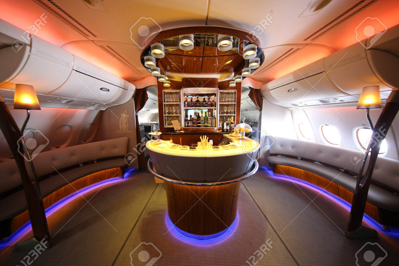 두바이, 아랍 에미리트 -2006 년 2 월 7 일 : 에미레이트 항공에 어 버스 A380 비행 칵테일 바, 라운지. 에미레이트 항공은  에티 하드 항공과 함께 아랍 에미레이트 항공의 두 항공사 중 하나이며
