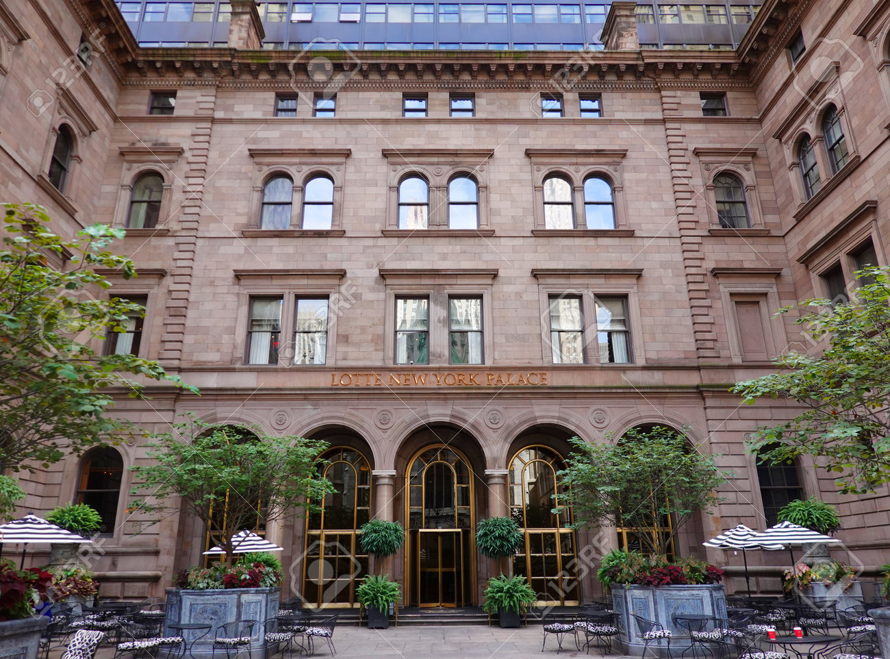 뉴욕 2019년 9월 8일 맨해튼 미드타운에 위치한 롯데 뉴욕 팰리스 호텔 이 호텔의 건물에는 역사적인 랜드마크 빌라드 하우스와 인접한  현대적인 55층짜리 초고층 건물이 포함되어 있습니다. 로열티 무료 사진, 그림, 이미지 그리고 스톡포토그래피.