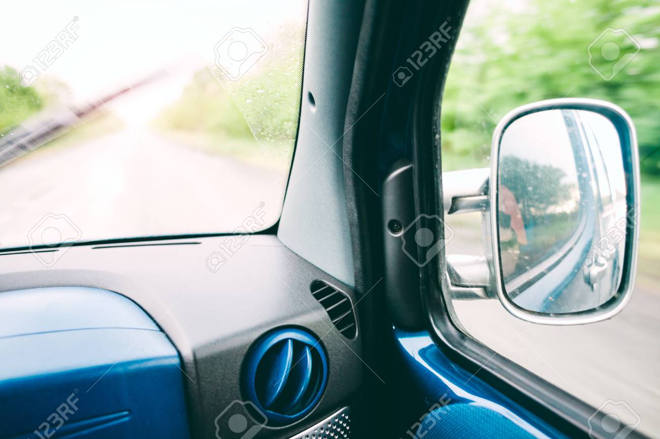 移動中の車からの眺め フロント ガラス 車で旅行 長距離輸送 バックミラー ダッシュ ボード の写真素材 画像素材 Image