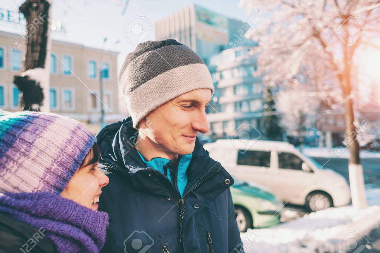 散歩愛好家 冬服を着た男女が一緒に街を歩き回る カップルは一緒に時間を過ごす の写真素材 画像素材 Image