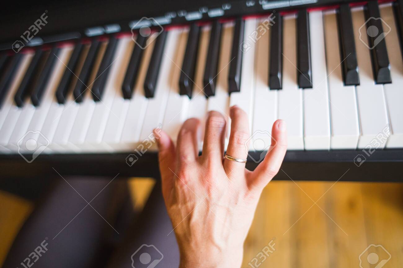 Menina aprende a tocar piano com música online para ensino à