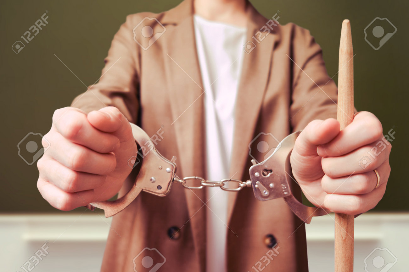 学校　拘束 教室の学校の黒板に手錠をかけられた拘束された女性教師、コピースペースの写真素材・画像素材 Image 187149307