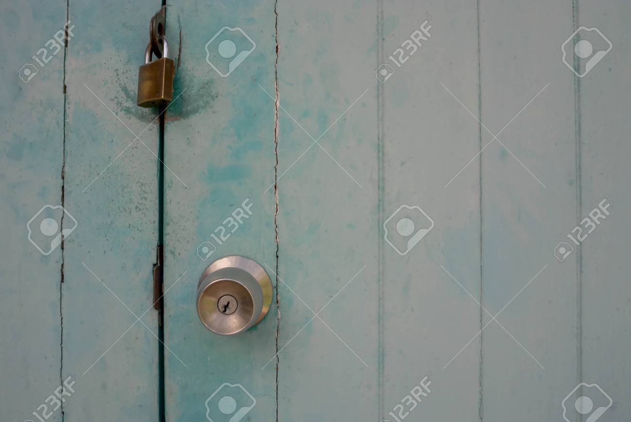 ドアの古い鍵古い農家のドアに鍵をかける真の村のスタイル クローズ アップ ロック マスターキーとロックのための古い木製のドアに焦点を当てます の写真素材 画像素材 Image