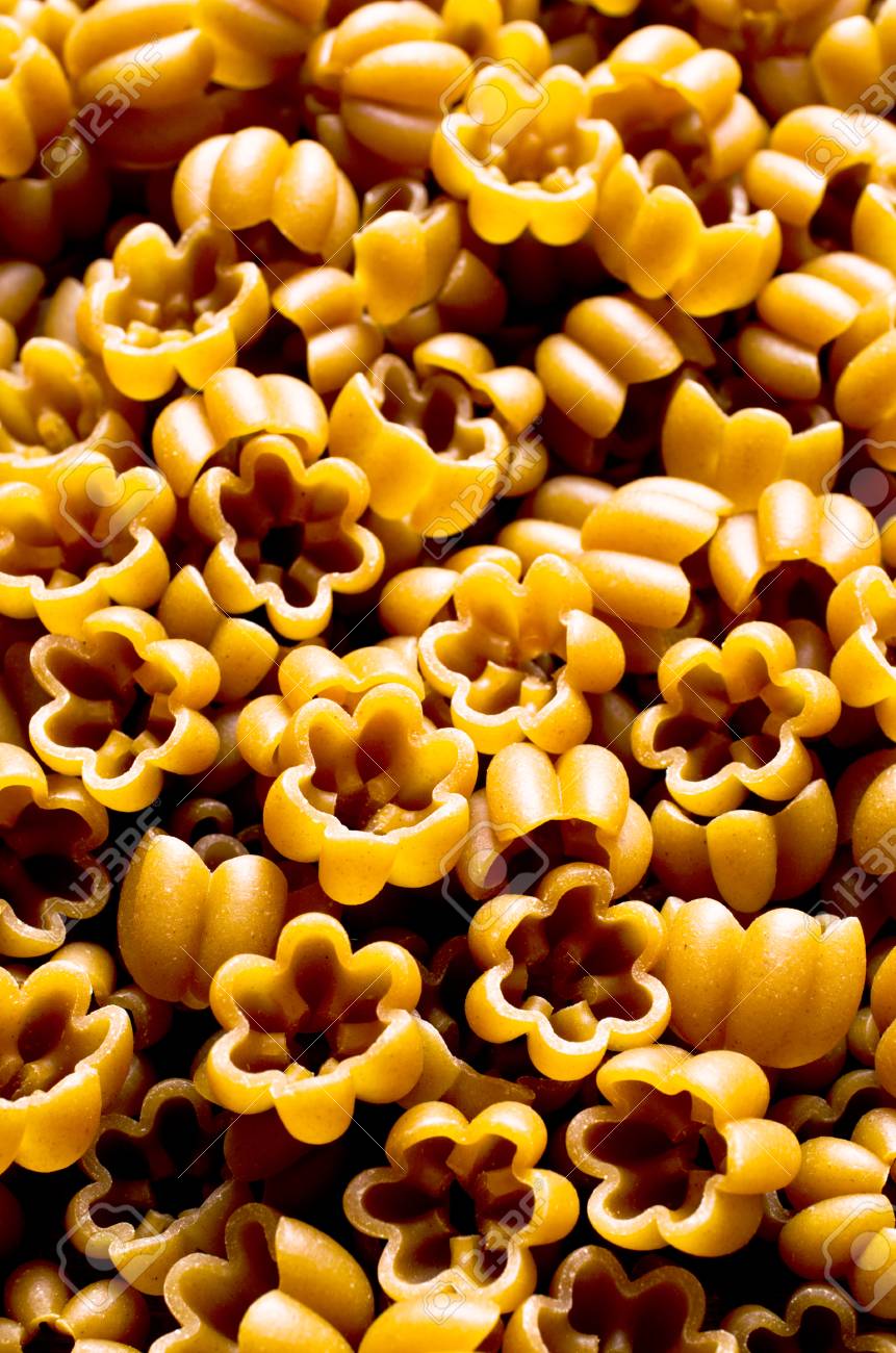 花の形をした茶色の乾燥パスタの背景 選択と集中 の写真素材 画像素材 Image 55805745