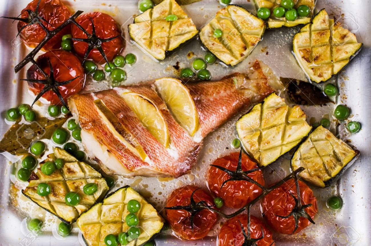 レモンと野菜の付け合わせで焼いた魚は 選択と集中 の写真素材 画像素材 Image