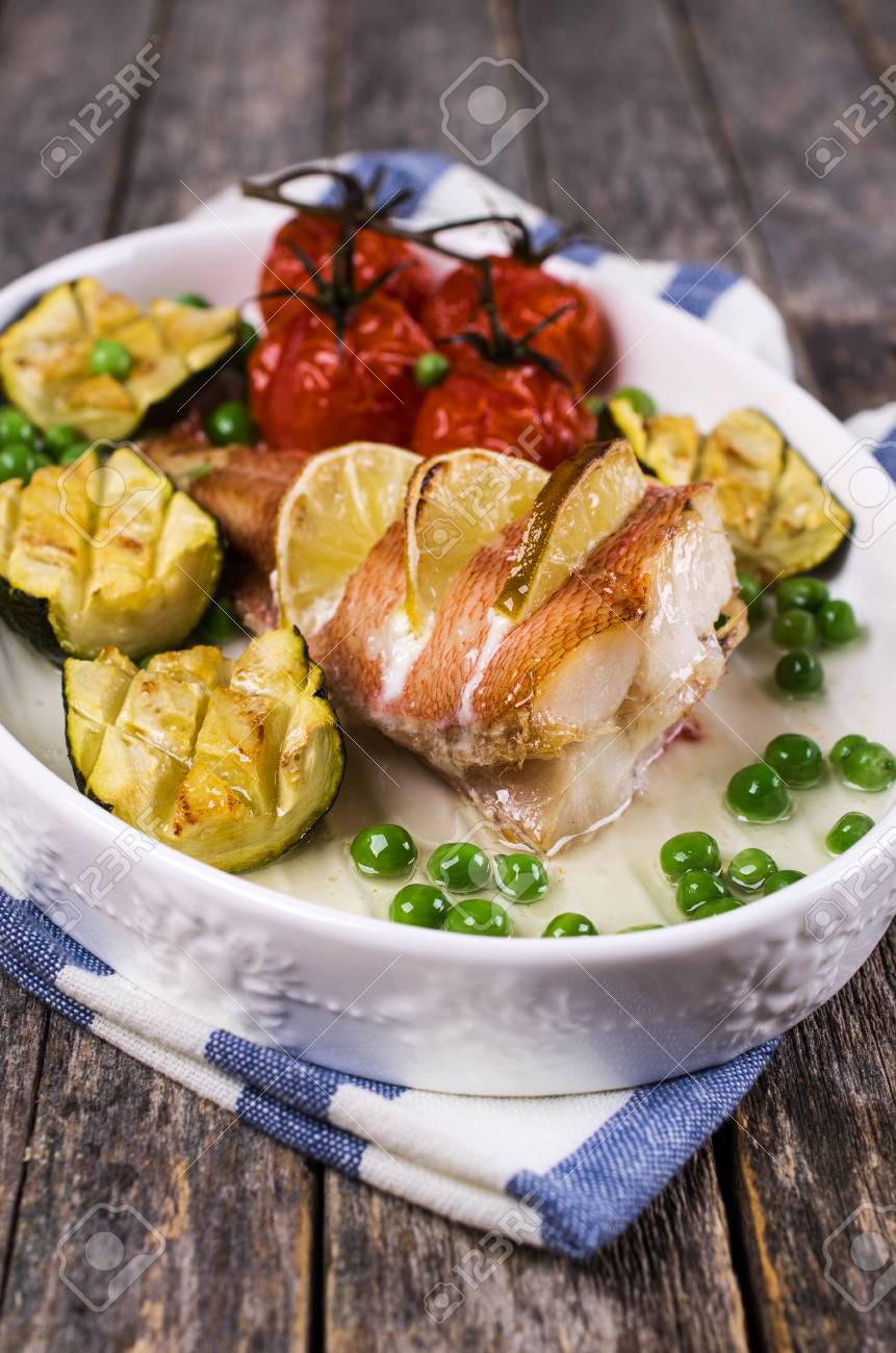 レモンと野菜の付け合わせで焼いた魚は 選択と集中 の写真素材 画像素材 Image