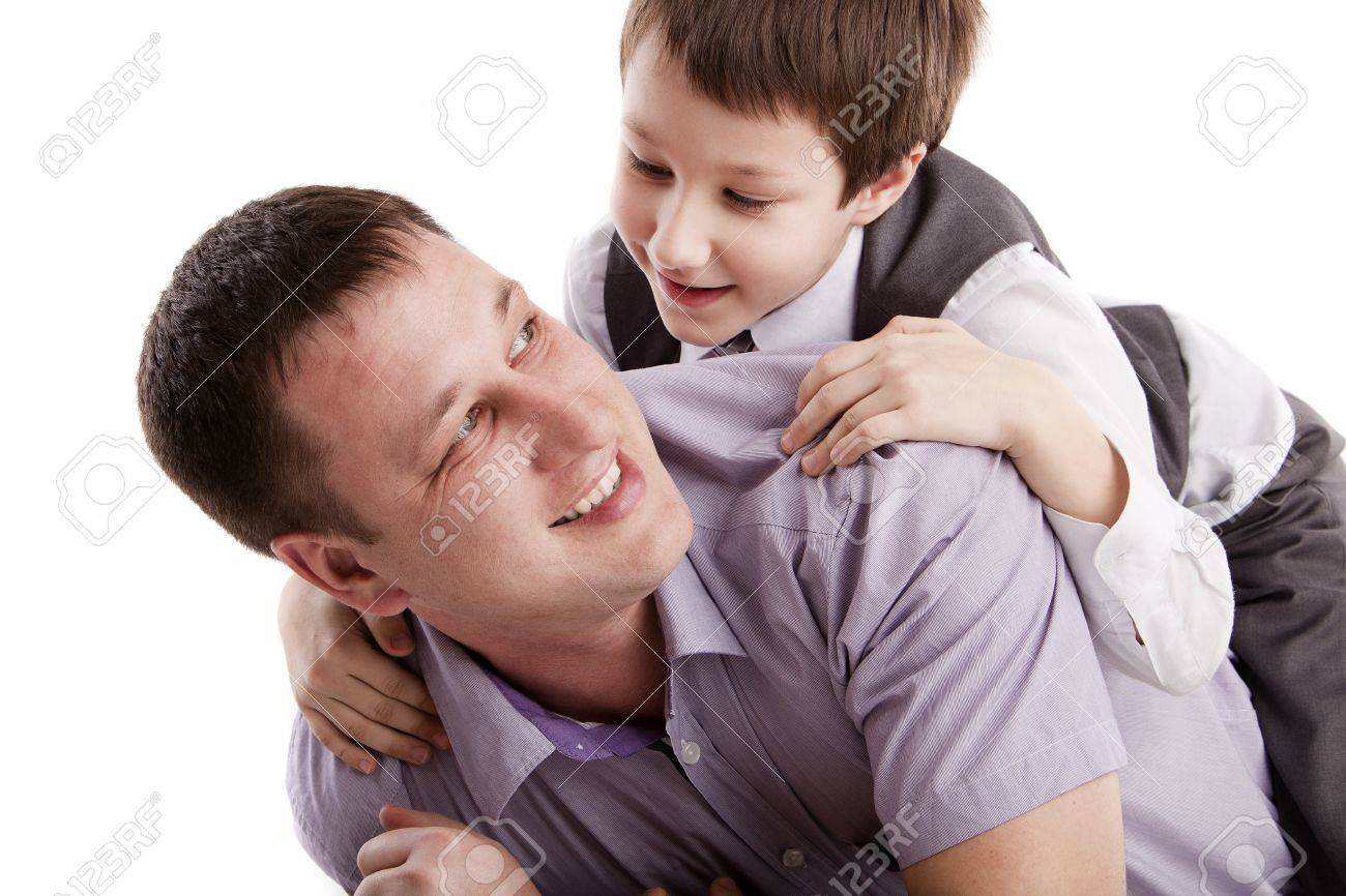 Папа с сыном любят маму. Папа с сыном любят маму. Фотосессия отец и сын. Родители и дети обнимаются. Папа и двое детей.