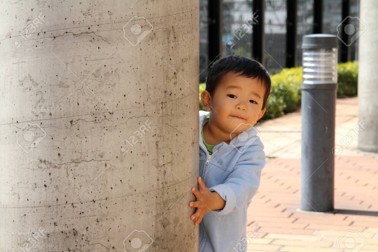 電柱の陰に隠れて日本の少年 の写真素材 画像素材 Image