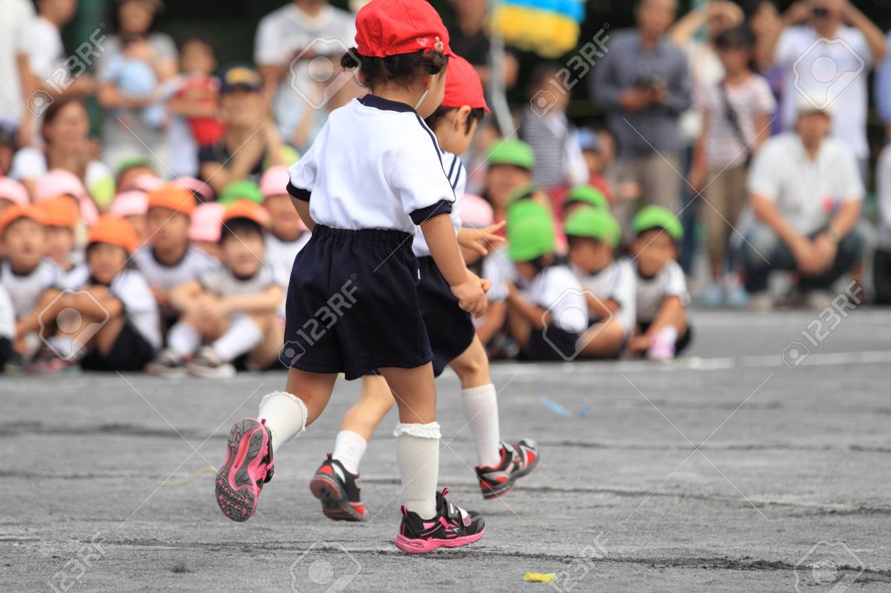 日本の幼稚園で運動会 の写真素材 画像素材 Image