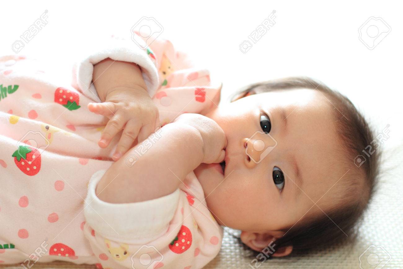 女の赤ちゃん 日本赤ちゃん 指をしゃぶる の写真素材 画像素材 Image 女の赤ちゃん 日本赤ちゃん 指をしゃぶる の写真素材 画像素材 Image