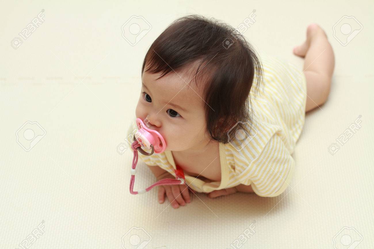 Bebe Fille Japonaise Sucer Une Sucette Ages De 0 An Banque D Images Et Photos Libres De Droits Image Bebe Fille Japonaise Sucer Une Sucette Ages De 0 An Banque D Images Et Photos Libres De Droits Image