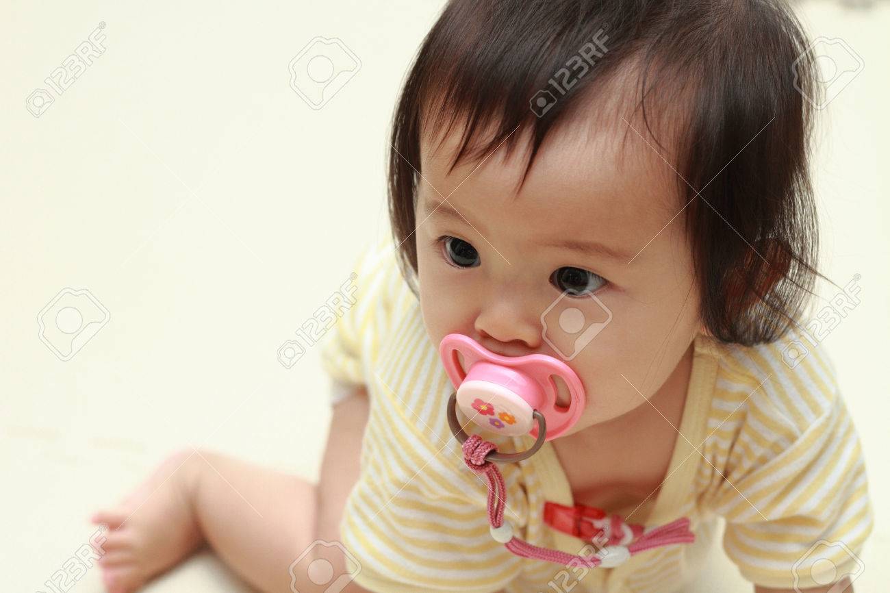 日本の赤ちゃんのおしゃぶり 0 歳 をしゃぶり女の子 の写真素材 画像素材 Image 日本の赤ちゃんのおしゃぶり 0 歳 をしゃぶり女の子 の写真素材 画像素材 Image