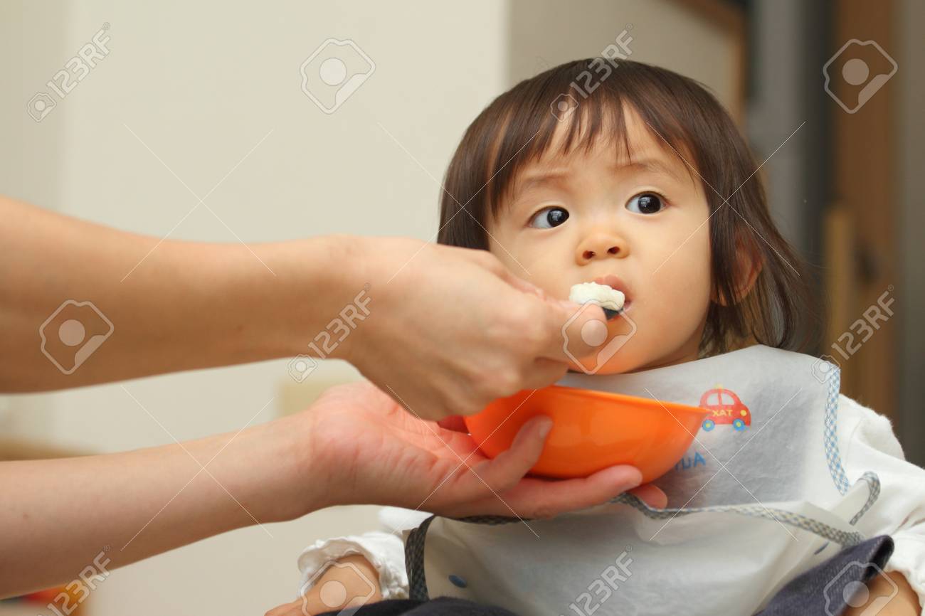 Nina Japonesa Comiendo Comida Para Bebes 1 Ano De Edad Fotos Retratos Imagenes Y Fotografia De Archivo Libres De Derecho Image