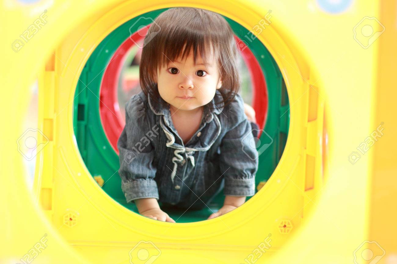 日本の赤ちゃんの女の子 1 歳 のトンネルを通過 の写真素材 画像素材 Image