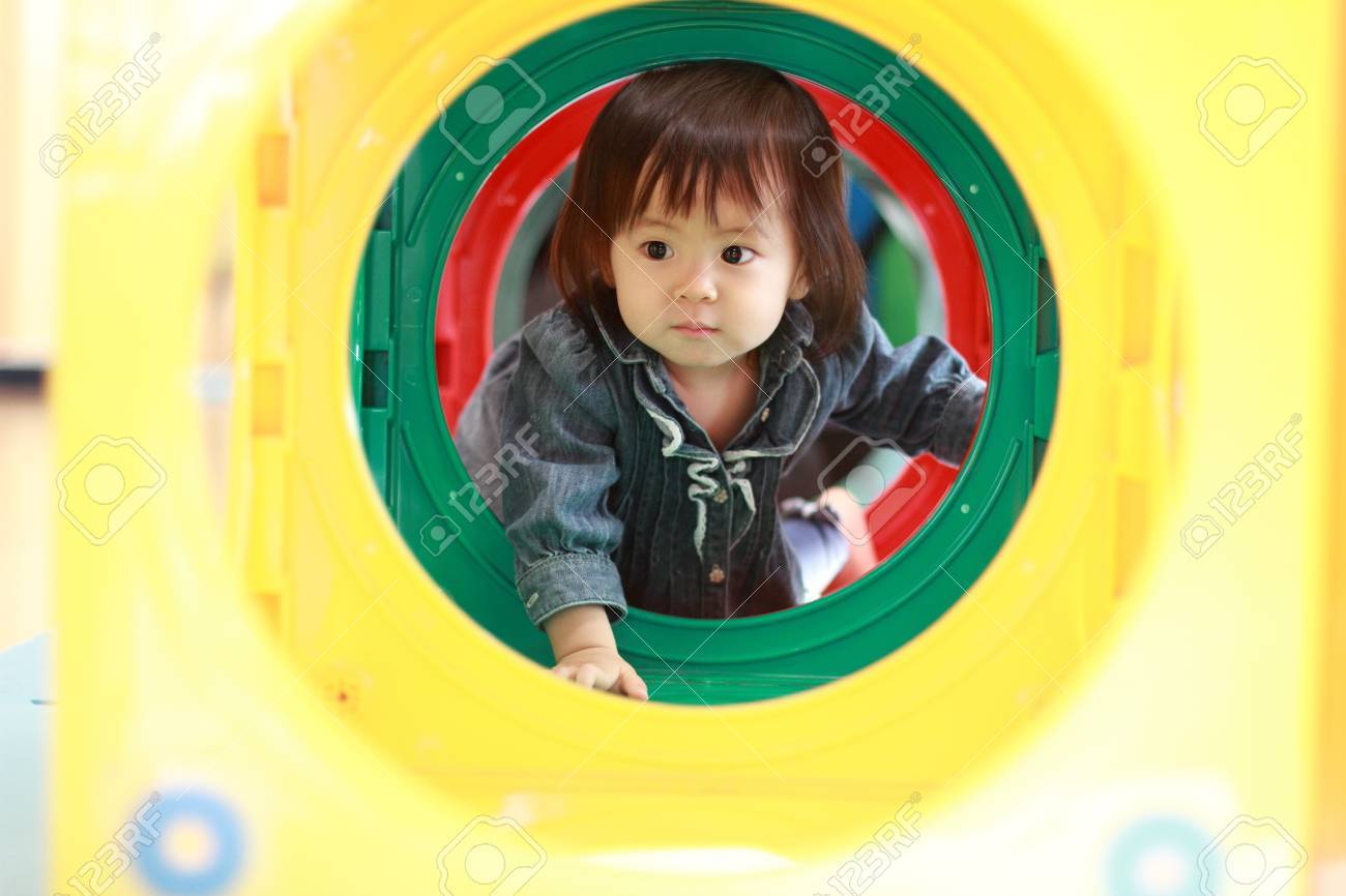 日本の赤ちゃんの女の子 1 歳 のトンネルを通過 の写真素材 画像素材 Image 日本の赤ちゃんの女の子 1 歳 のトンネルを通過 の写真素材 画像素材 Image