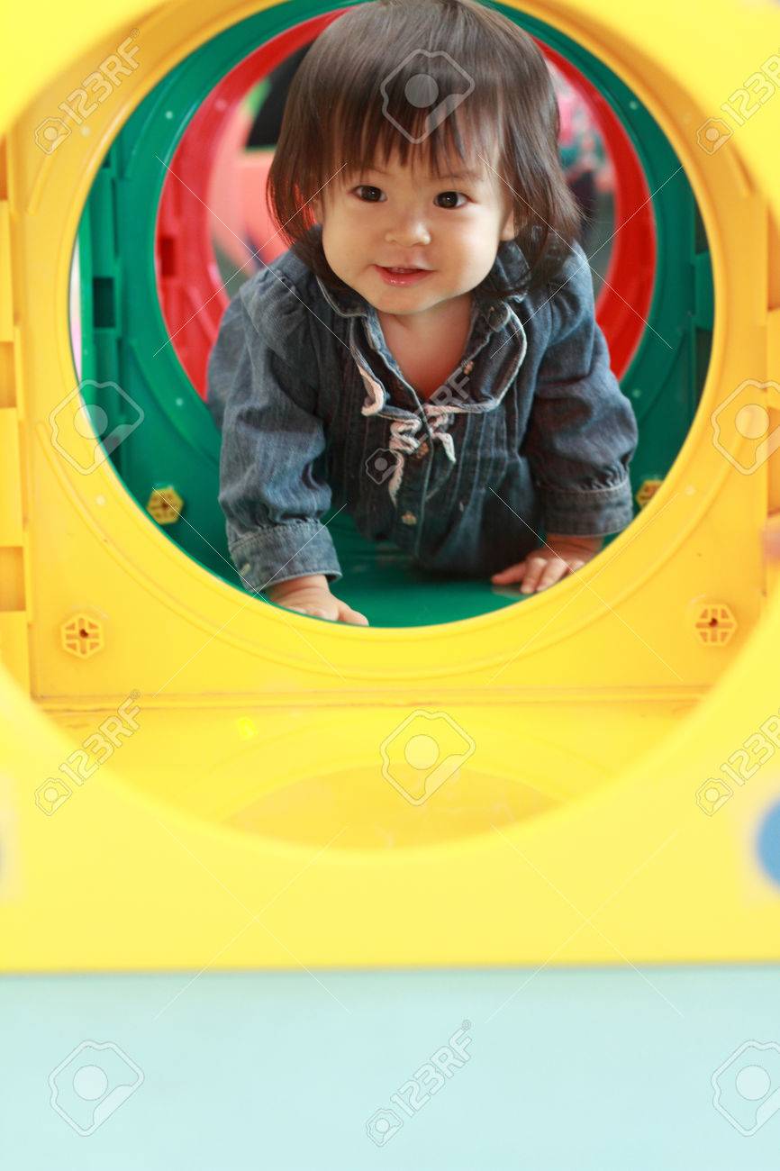日本の赤ちゃんの女の子 1 歳 のトンネルを通過 の写真素材 画像素材 Image