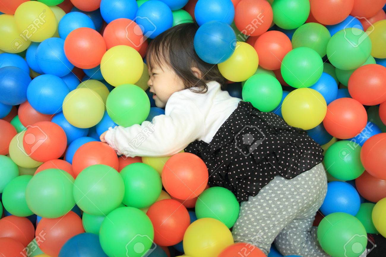 bebe en piscina de pelotas