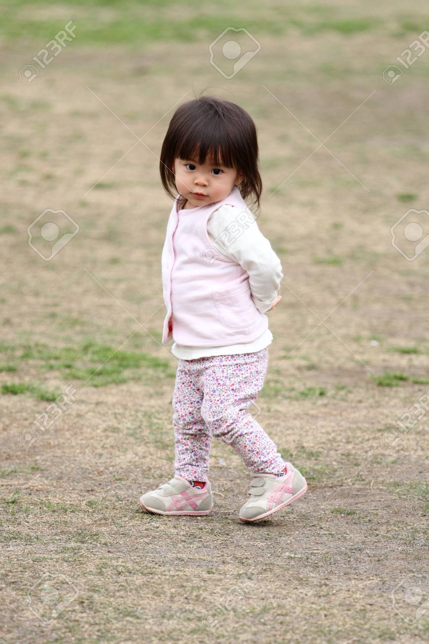 日本の女の子 1 歳 の草の上を歩く の写真素材 画像素材 Image
