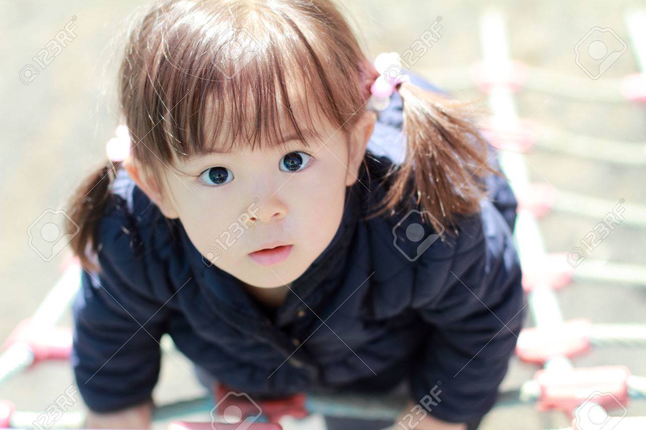 フィールド アスレチックで遊ぶ日本の女の子 2 歳 の写真素材 画像素材 Image