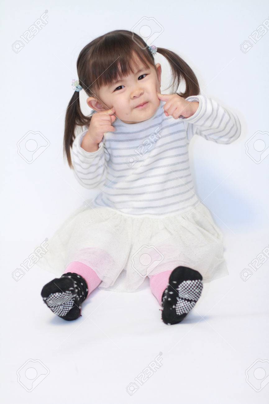 日本の女の子 2 歳 の床に座って の写真素材 画像素材 Image
