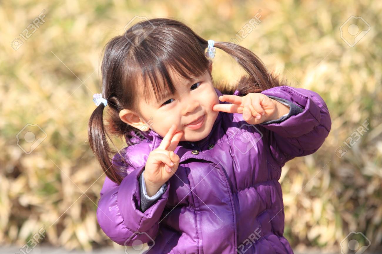 日本の女の子 2 歳 冬衣 を笑顔 の写真素材 画像素材 Image